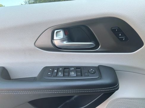 Used 2024 Chrysler Pacifica Touring-L FWD image 19