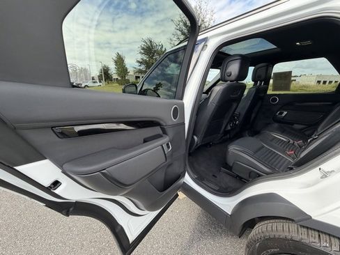 Used 2025 Land Rover Discovery S image 25