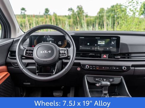 Used 2025 Kia Carnival EX FWD image 17