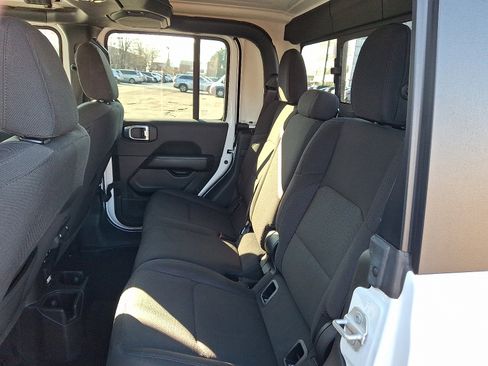 Used 2023 Jeep Gladiator Overland image 10