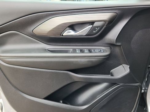 Used 2024 GMC Terrain SLE image 8