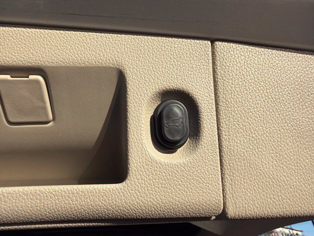 Used 2017 Cadillac Escalade Luxury RWD image 8
