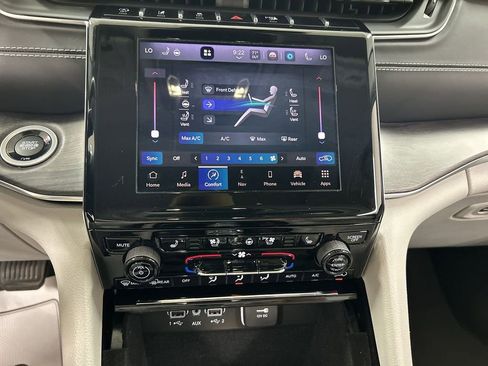 Used 2022 Jeep Grand Cherokee Overland AWD/4WD image 17
