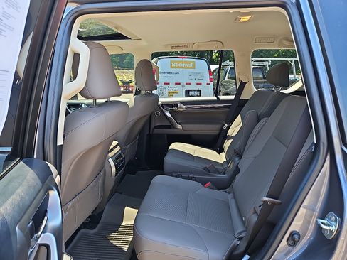 Used 2022 Lexus GX 460 Premium w/ Accessory Package AWD/4WD image 10