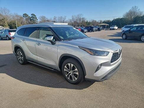 Used 2022 Toyota Highlander XLE image 6