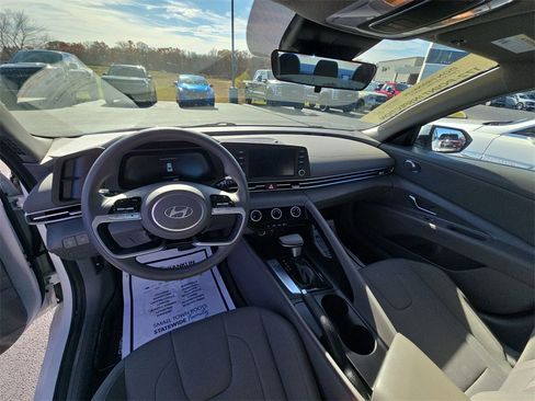 Used 2025 Hyundai Elantra SE image 10