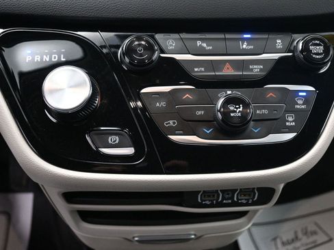 Used 2024 Chrysler Pacifica Touring-L image 26