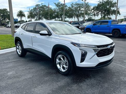 Certified 2024 Chevrolet Trax LS w/ LS Convenience Package FWD image 3