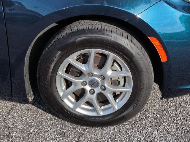 Used 2025 Chrysler Pacifica Select FWD image 10