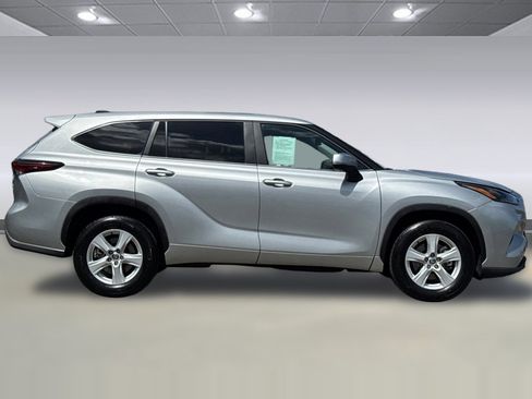Used 2025 Toyota Highlander LE FWD image 7
