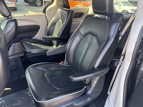 Certified 2021 Chrysler Pacifica Limited image 21