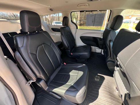 Used 2018 Chrysler Pacifica Touring-L w/ Advanced Safetytec Group image 27