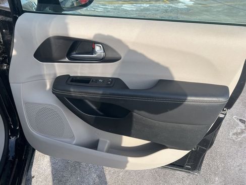 Used 2024 Chrysler Pacifica Touring-L image 21