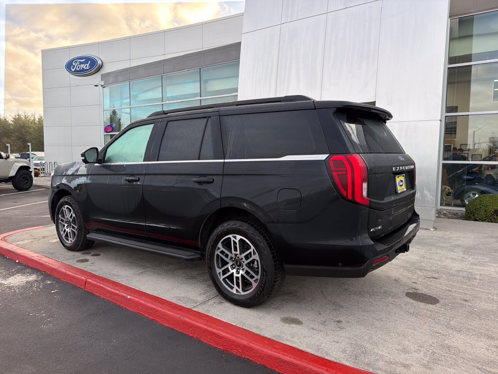 Used 2025 Ford Expedition Active AWD/4WD image 2