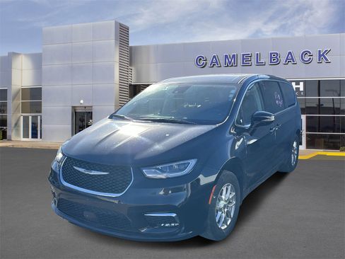 Used 2024 Chrysler Pacifica Touring-L image 11