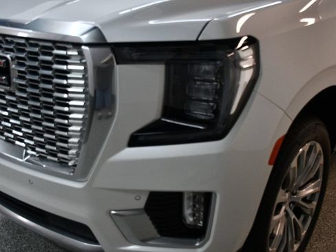Used 2024 GMC Yukon XL Denali AWD/4WD image 11