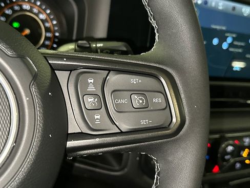 Used 2025 Jeep Wrangler Unlimited Rubicon w/ Technology Group image 28