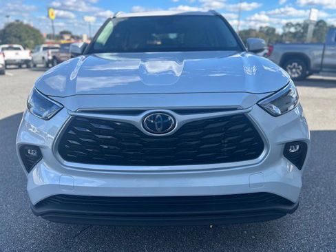 Used 2022 Toyota Highlander XLE image 2