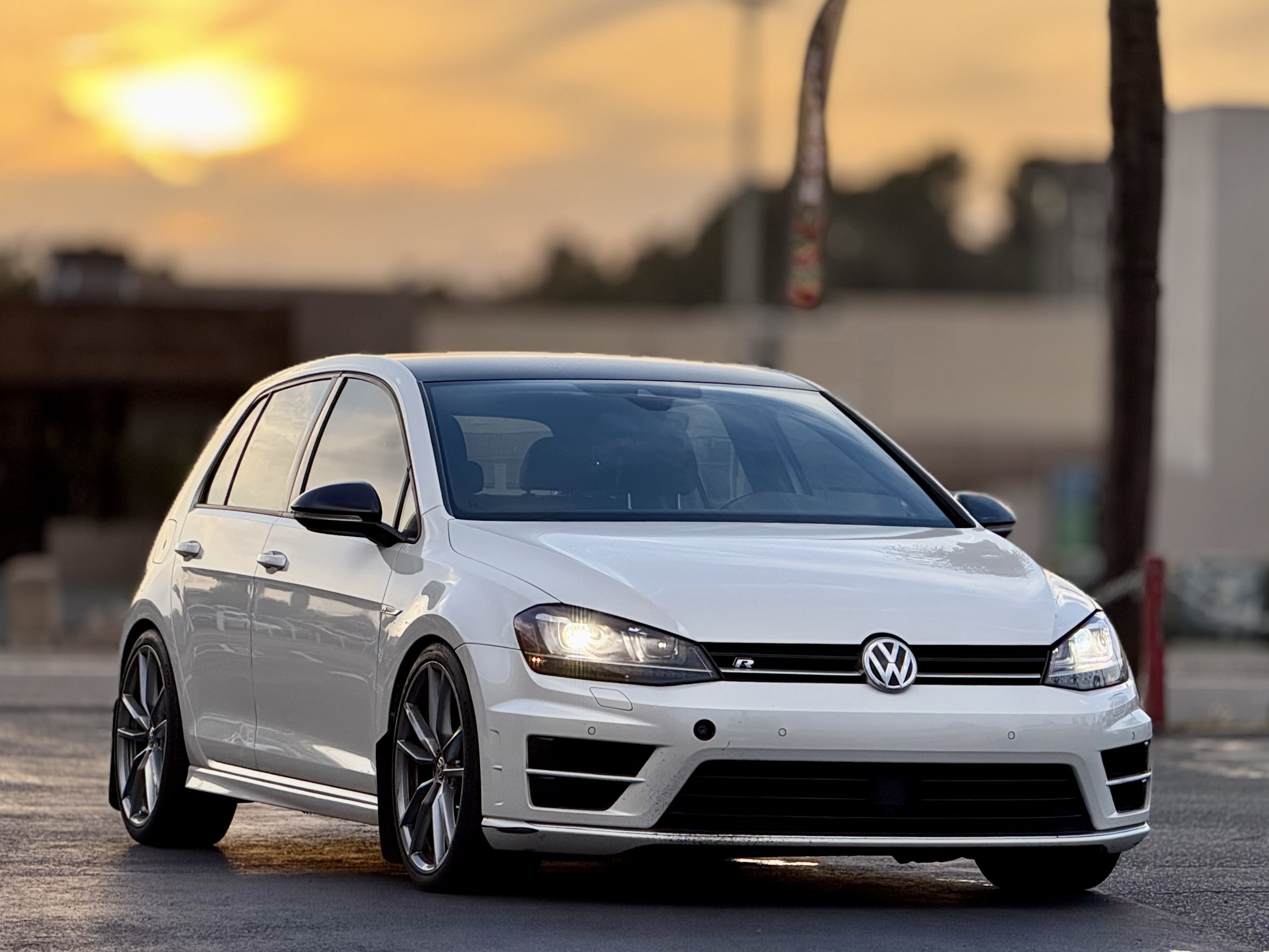 Used 2017 Volkswagen Golf R 4-Door AWD/4WD image 3