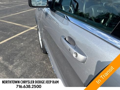Used 2018 Jeep Grand Cherokee Laredo AWD/4WD image 12