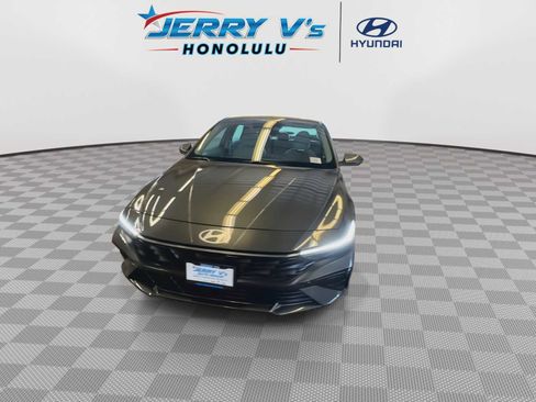 Used 2025 Hyundai Elantra Limited FWD image 3