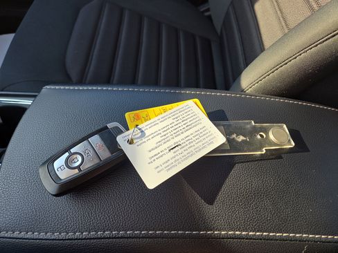 Used 2018 Ford Fusion SE w/ Fusion SE Technology Package image 27