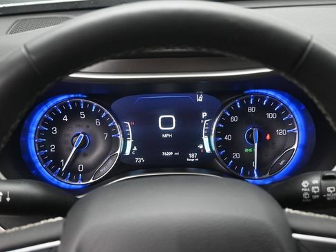 Used 2023 Chrysler Pacifica Touring-L FWD image 11