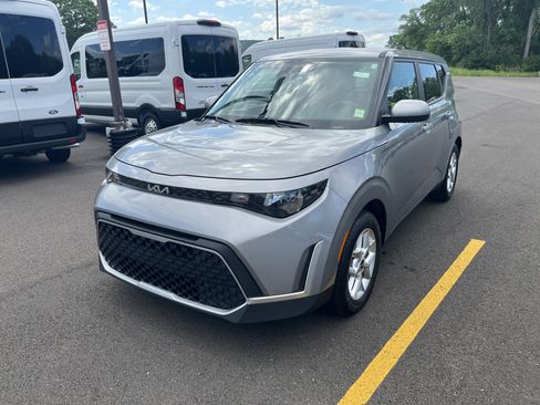 Used 2025 Kia Soul LX w/ LX Technology Package FWD image 1