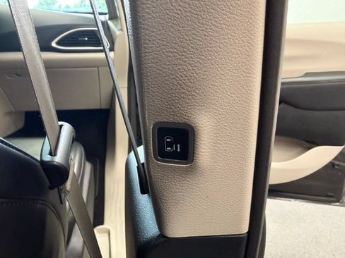 Used 2023 Chrysler Pacifica Touring-L FWD image 31