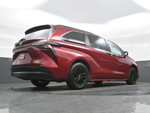 Used 2023 Toyota Sienna XLE FWD image 34