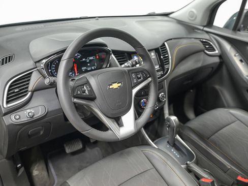 Used 2022 Chevrolet Trax LT w/ LT Convenience Package AWD/4WD image 17