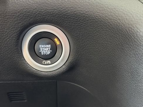 Used 2025 Chrysler Pacifica Limited FWD image 46