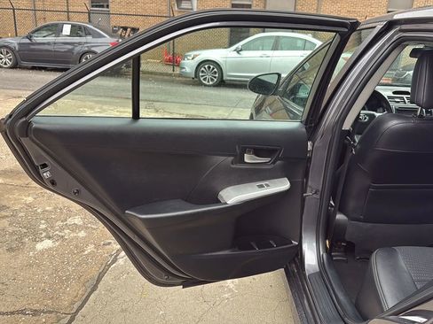 Used 2014 Toyota Camry SE w/ Moonroof Package FWD image 16