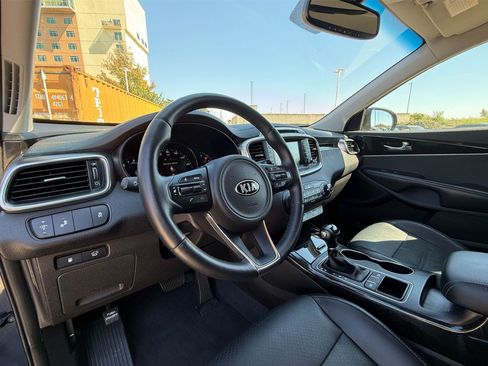 Used 2018 Kia Sorento EX image 2