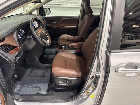 Used 2017 Toyota Sienna Limited FWD image 33