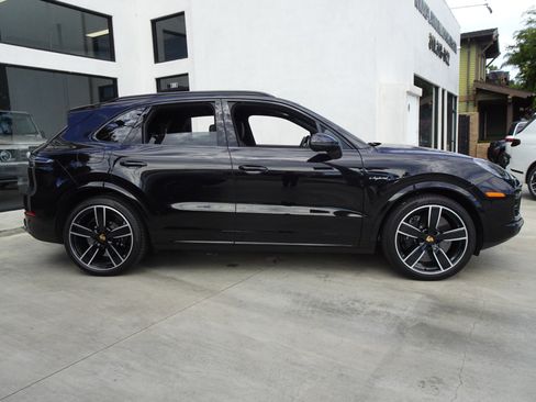Used 2023 Porsche Cayenne Turbo S AWD/4WD image 9