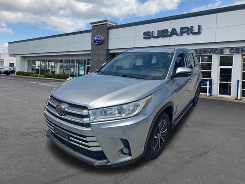 Used 2018 Toyota Highlander XLE AWD/4WD image 7