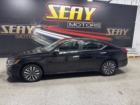 Used 2025 Nissan Altima 2.5 SV AWD/4WD image 2