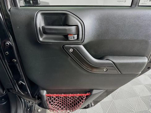 Used 2018 Jeep Wrangler Unlimited Rubicon w/ Connectivity Group image 25