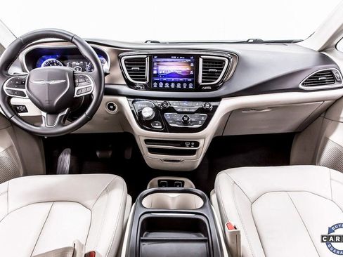 Used 2017 Chrysler Pacifica Touring-L image 17