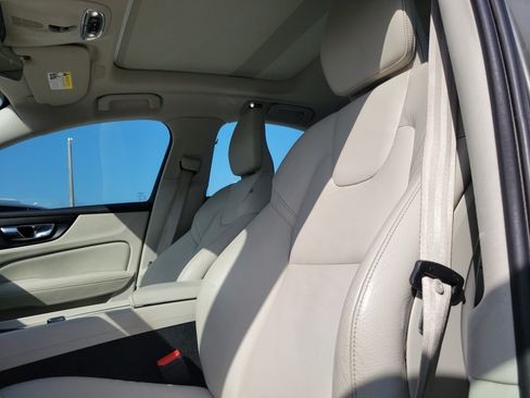 Used 2020 Volvo S60 T5 Momentum FWD image 10