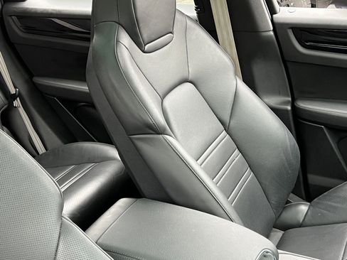 Certified 2022 Porsche Cayenne Platinum Edition image 16