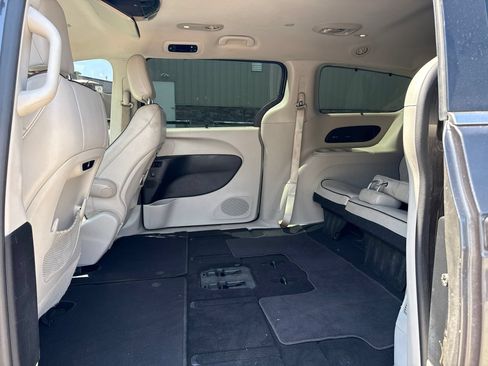 Used 2019 Chrysler Pacifica Limited FWD image 15