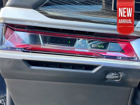 Used 2023 BMW 740i w/ Parking Assistance Package image 11