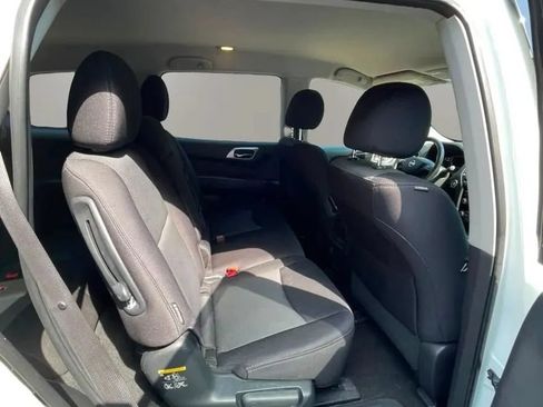 Used 2018 Nissan Pathfinder SV AWD/4WD image 16