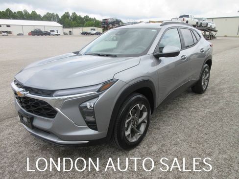 Used 2026 Chevrolet Trax LT FWD image 2