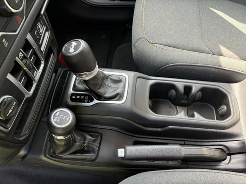 Used 2025 Jeep Wrangler Unlimited Sahara AWD/4WD image 40