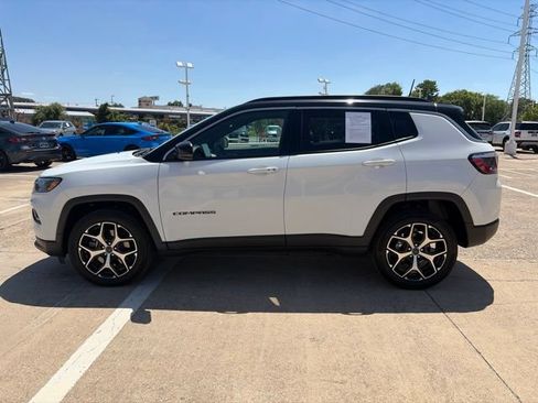 Used 2025 Jeep Compass Limited AWD/4WD image 3