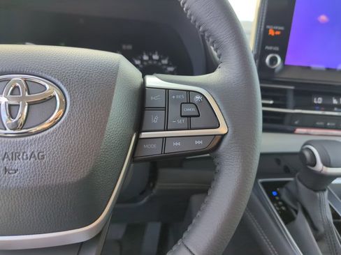 Used 2026 Toyota Sienna XLE image 15