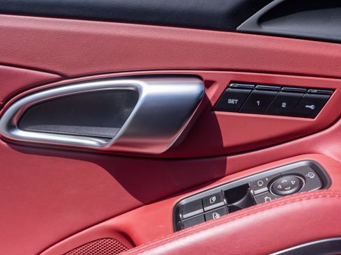 Used 2025 Porsche 718 Cayman RWD image 15